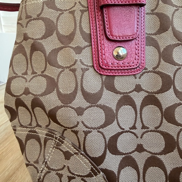 ❌SOLD❌ Coach Brown and Pink Signature Shoulder Bag - Picture 4 of 12